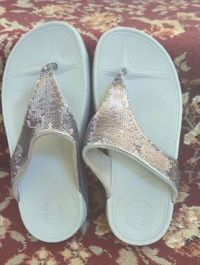 Fitflop Sequin Toe-Post Sandals in Silver